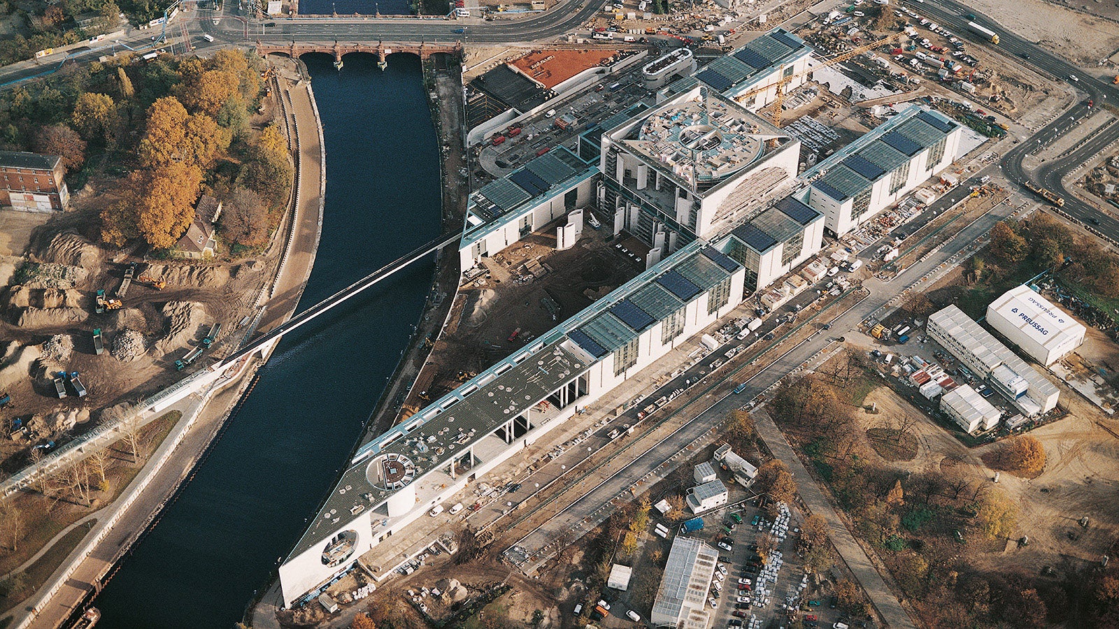 俯视位于柏林施普雷河畔、新建的德国政府中心。
