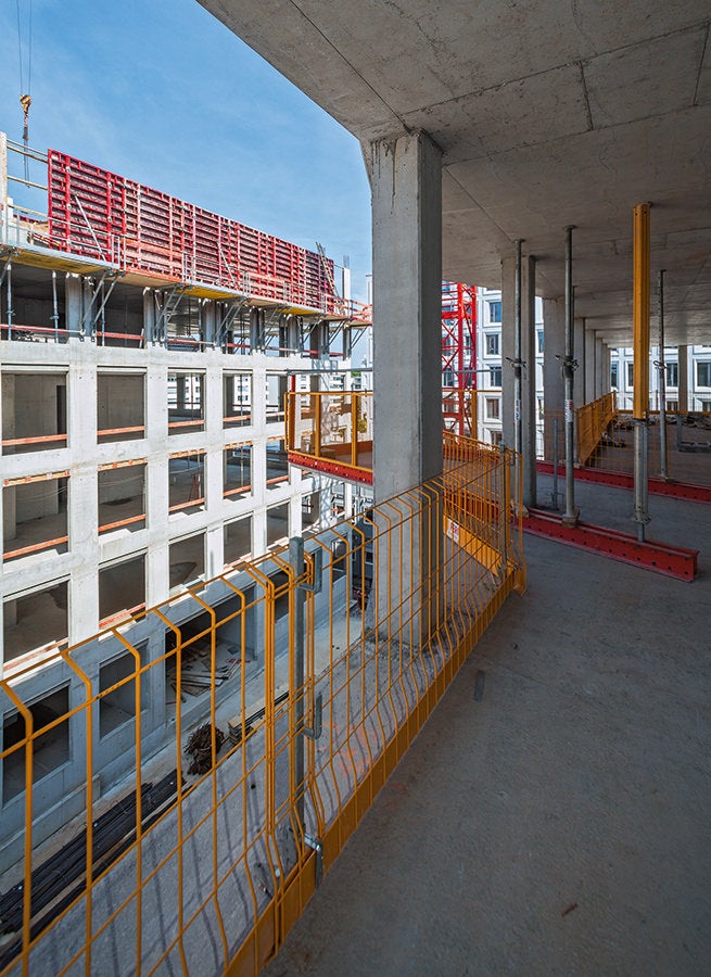 使用PROKIT防坠落护栏为两座住宅大厦主体建筑的楼板提供了无间隙的安全保障，包括与RCS MP卸料平台连接的过渡区域。