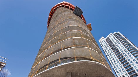 Absolute Tower South: the three uppermost floors under construction are completely enclosed.