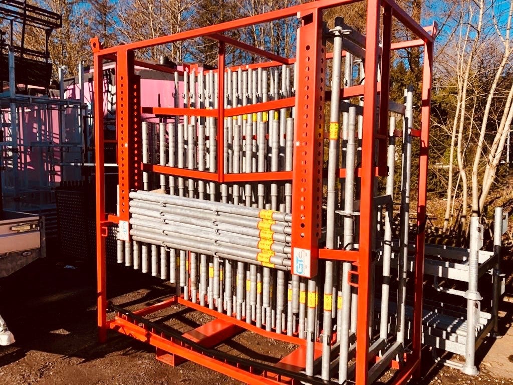 Mit der Multi Box lassen sich unter anderem bis zu 40 Easy Rahmen und Gerüstrohre transportieren. Sie ist stapelbar und in weiteren Ausführungen erhältlich.
