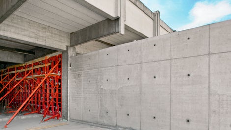 The defined arrangement of individual MAXIMO panels allows the visually appealing design of concrete surfaces with a clean concrete finish without any impressions due to unused tie holes or the occurance of concrete bleeding through non-sealed tie points.<br/>