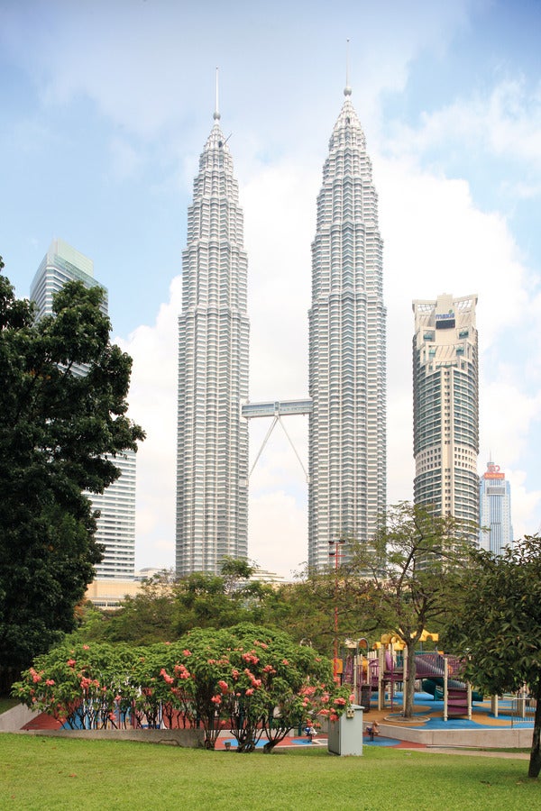 Petronas Towers, Kuala Lumpur, Malaysia: Wieże Petronas Towers osiągają imponującą wysokość 452 m przy średnicy 50 m każda. Zastosowana technologia wspinania samoczynnego PERI zapewniła szybki postęp budowy przy zachowaniu szczególnie wysokich standardów bezpieczeństwa. Deskowanie wspinające było przez cały czas trwale połączone z budynkiem, dzięki czemu bezpieczna praca była możliwa nawet w porze monsunowej. W przypadku trzonu budynku o wymiarach 23 m x 23 m zastosowano 14 zewnętrznych i 10 wewnętrznych jednostek formujących. Można je było wspinać niezależnie od siebie, zgodnie z wymaganą sekwencją budowy.