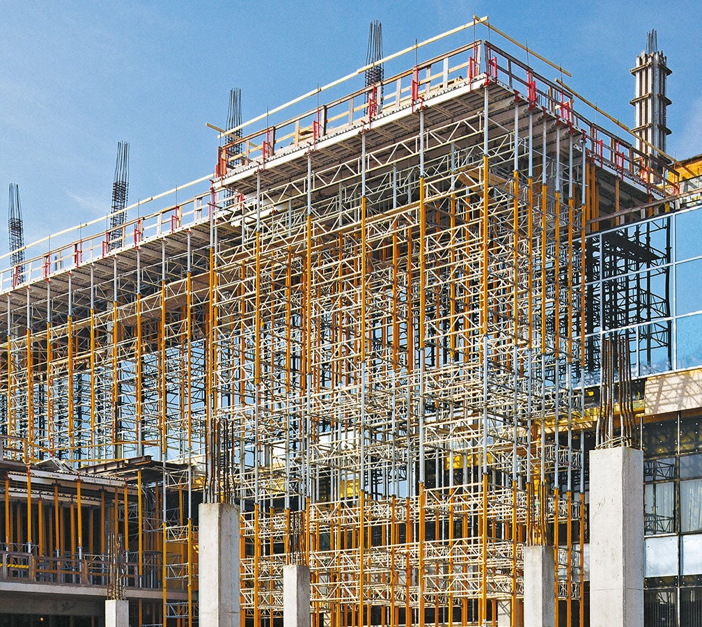 Torres MULTIPROP de 19,50 m de altura como apeo con encofrado de losa SKYDECK para una losa en voladizo.<br/>