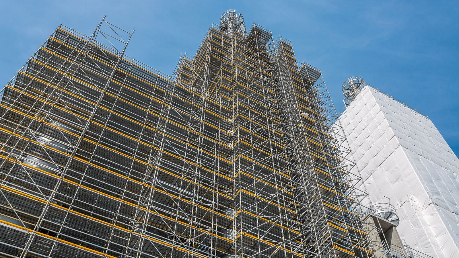 Einsätze in der Industrie erfordern ein anpassungsfähiges Gerüstsystem – verbunden mit höchsten Anforderungen an die Arbeitssicherheit. Mit PERI UP Flex lassen sich sichere Arbeitsplattformen und Zugänge auch für höher gelegene Arbeitsplätze einer Industrieanlage ausbilden.