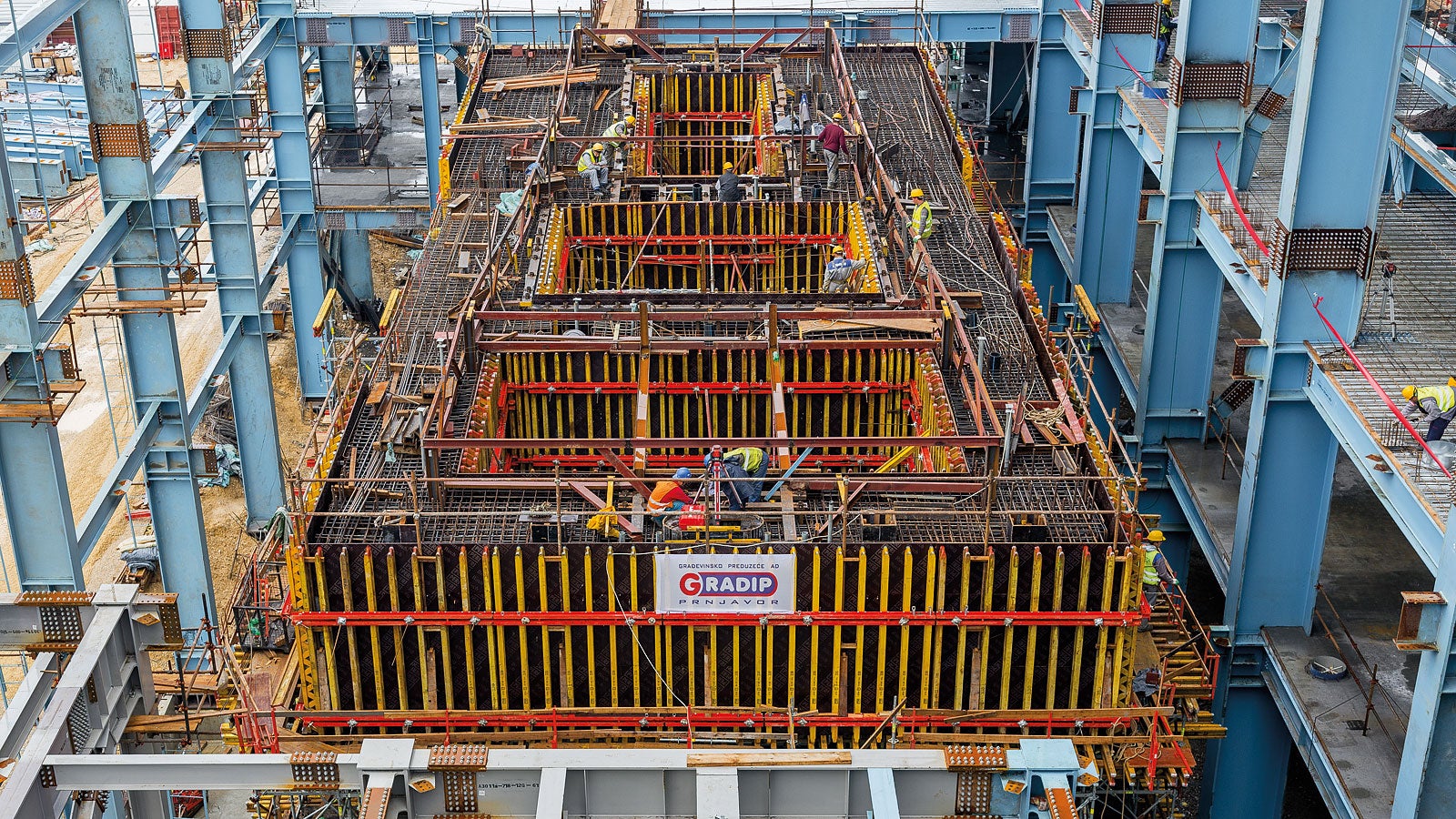 The base area of the turbine structure measures 30.50 m x 12.00 m, and is characterized by its massive walls, beams and slabs. The proven, load‑bearing GT 24 girder with high bending stiffness is one of the main components used for the project‑specific formwork.