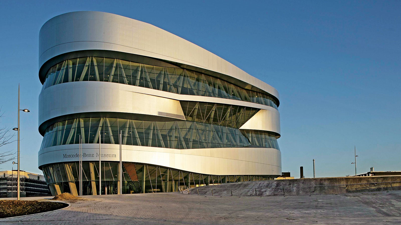 Der Architektenentwurf des Niederländers Ben van Berkel verzichtet weitgehend auf Ecken und Kanten. Die Grundkonzeption ist einer Doppelhelix nachempfunden.
