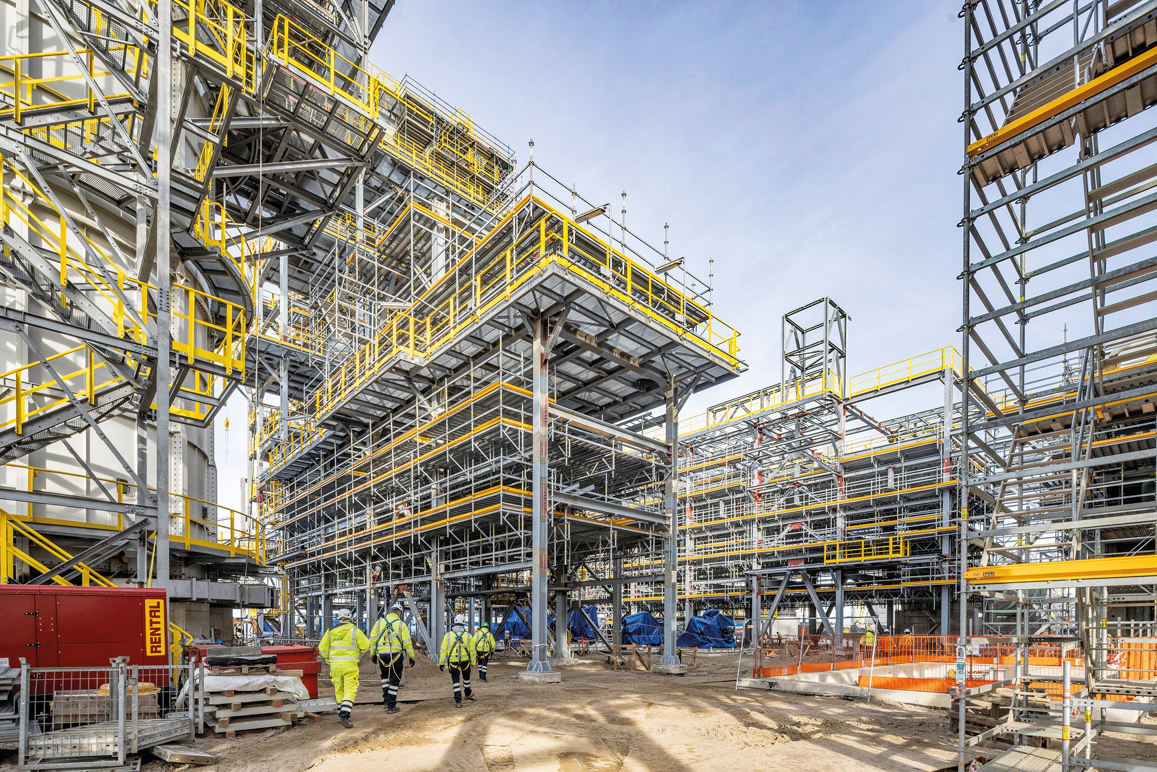 La ampliación de la refinería de biocombustibles en Rotterdam se completó con éxito con la ayuda de más de 30.000 m² de andamios modulares PERI UP.<br/>(Foto PERI SE)