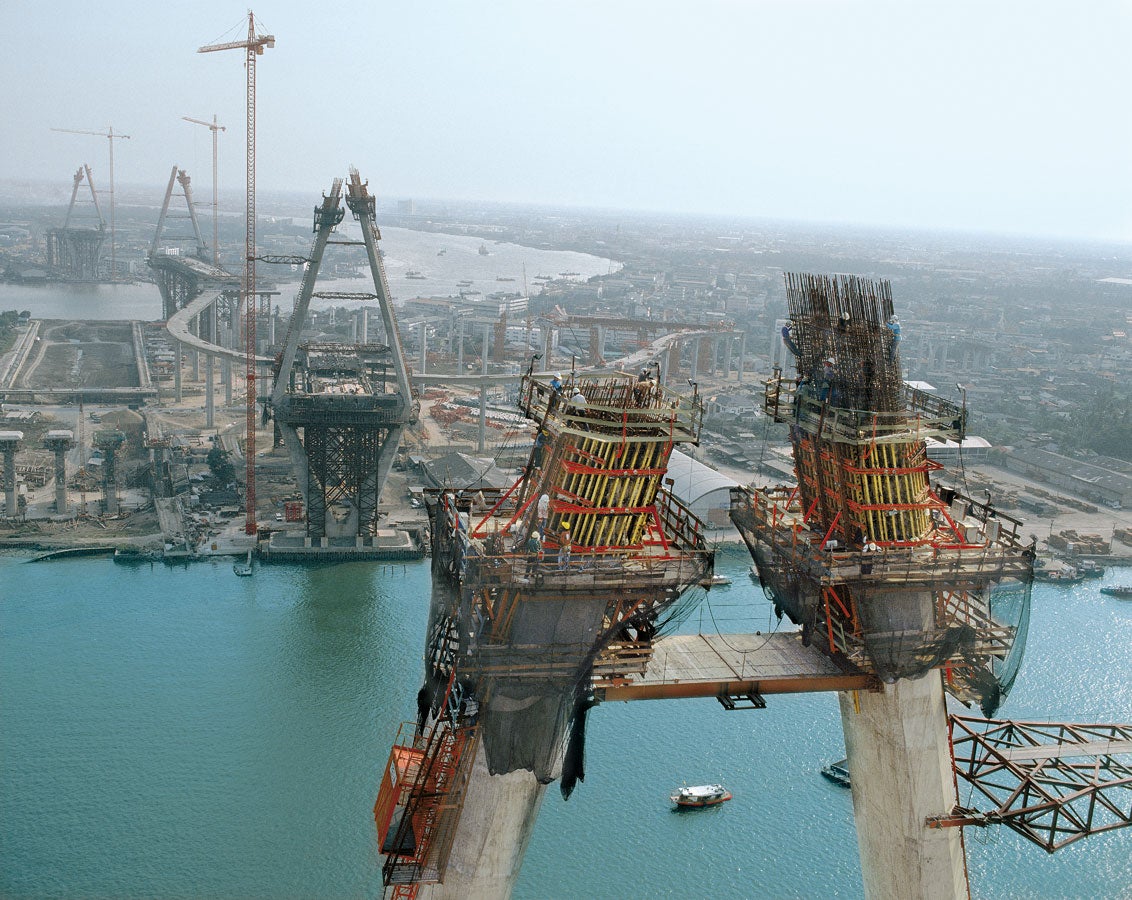  4个巨型桥塔矗立在曼谷的高空，高达173米，ACS自动爬架系统提高了施工速度。