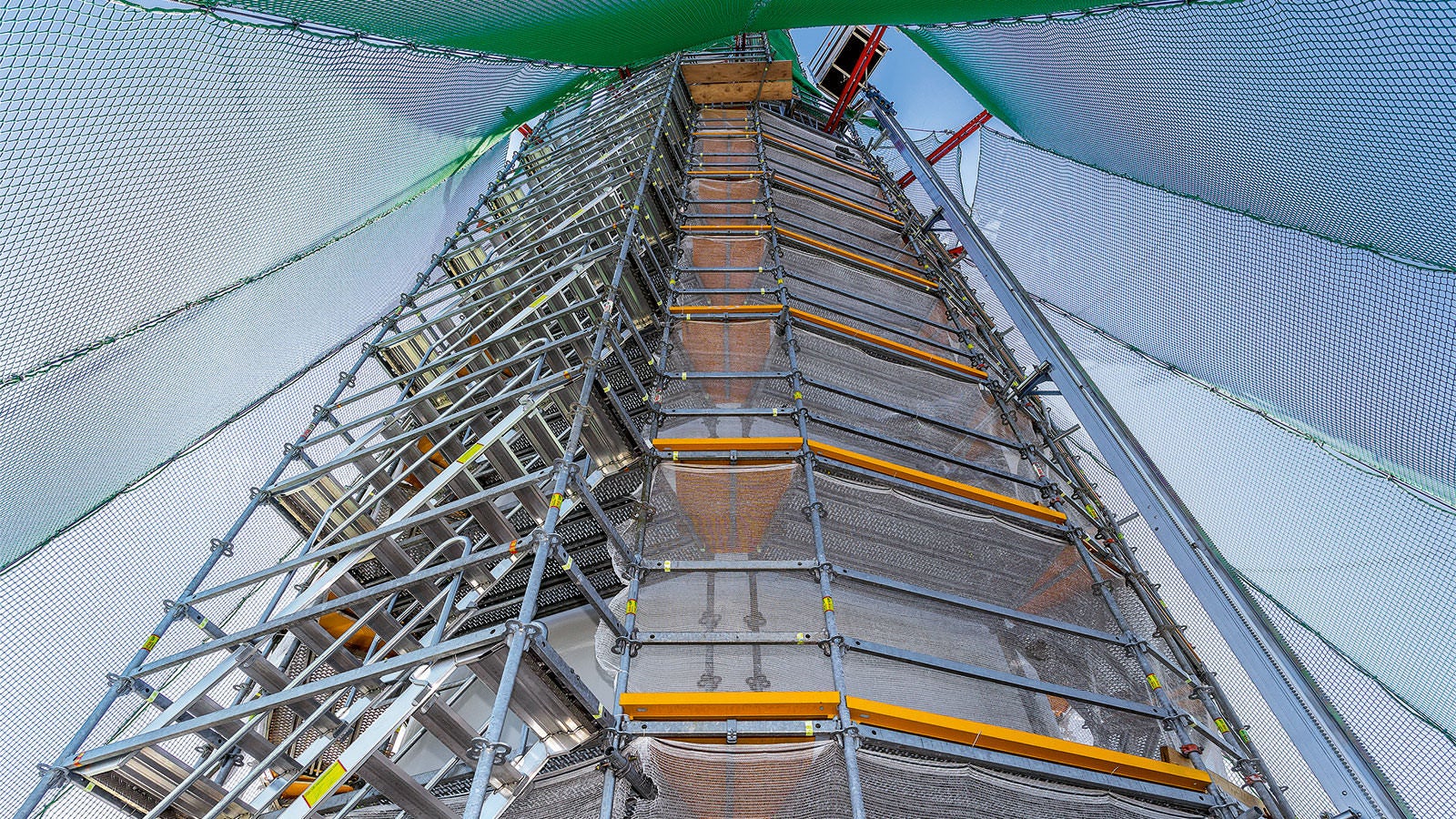 Mit Horizontalriegeln des PERI UP Flex Modulgerüstsystems wird die Turmspitze zwischen 192 m und 243 m Höhe kreisrund und kraftschlüssig eingerüstet. Auch die Geländerausbildung erfolgt somit ohne aufwändige Rohr-Kupplungsarbeiten.