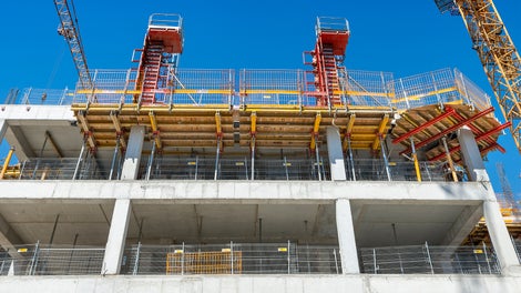 Łatwy w użytkowaniu narożny stół stropowy VARIOFIX na każdym narożu ze słupem krawędziowym.