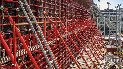 The single-sided formwork solution consisting of the SCS&amp;nbsp;Climbing&amp;nbsp;System and the LIWA&amp;nbsp;Panel&amp;nbsp;Formwork made it possible to form the 24-m-long and 4.5-m-high concreting sections in only one cast.