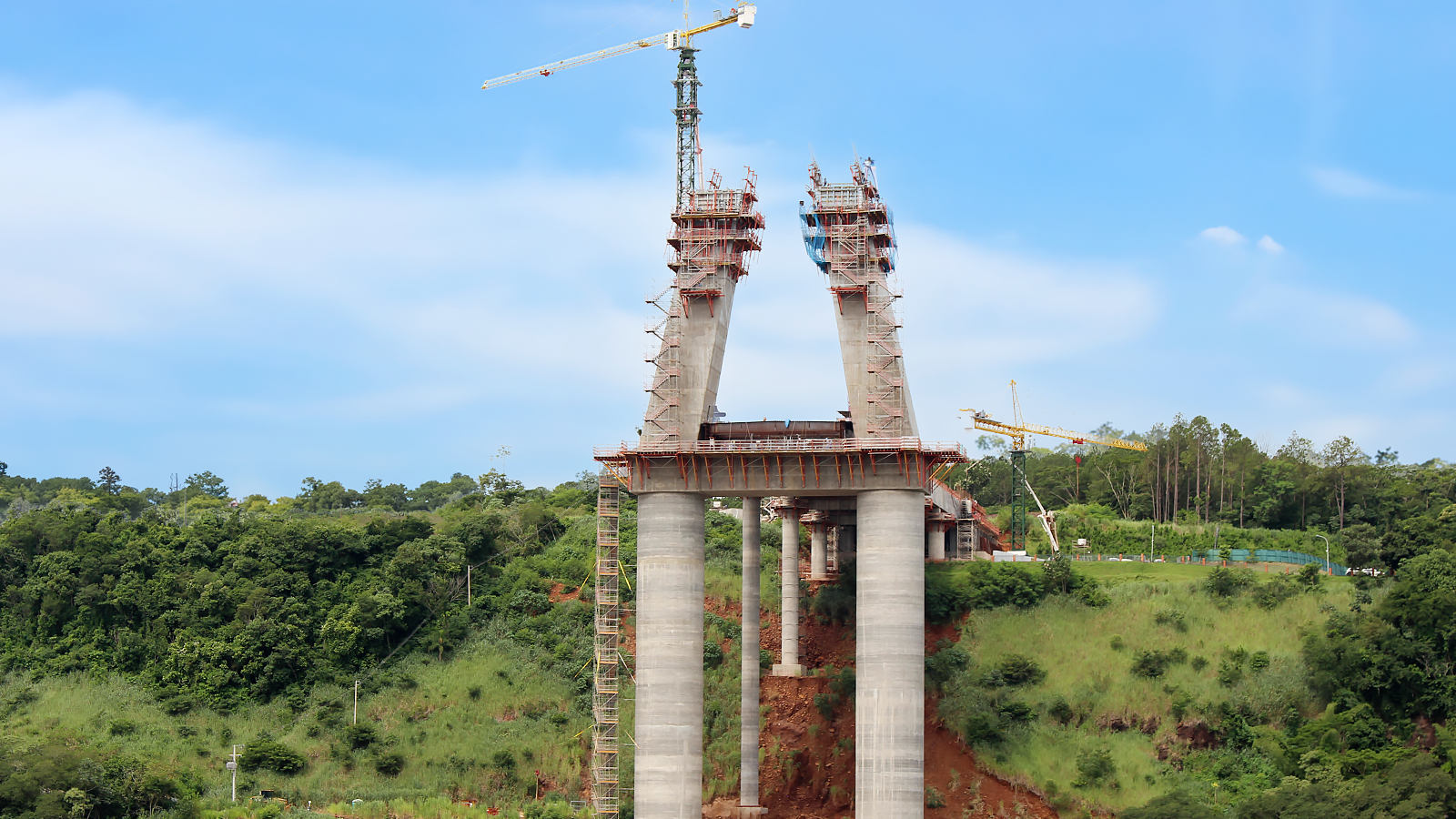 The bridge has a total of two pylons, for which we developed and provided the appropriate formwork and scaffolding solutions.