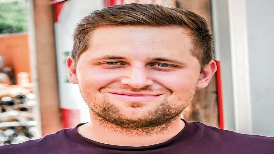 The fact that we had to take the River Inn’s high-water periods into account meant that the schedule was very demanding. We were able to reduce the number of construction phases on each supporting structure by two due to the fact that we were able to concrete 5.70 metre section lengths with the PERI VARIOKIT VBC system. The low weight allowed us to make savings in the mass of the supporting structure and proved advantageous during the assembly of the balanced cantilever carriage. Furthermore, when we were awarding the contract, particular emphasis was placed on a straightforward procedure for retracting the scaffolding and on the technical details regarding the ability to adapt to the spatial limitations posed by the old existing bridge when erecting the first supporting structure and by the new bridge when erecting the second supporting structure.