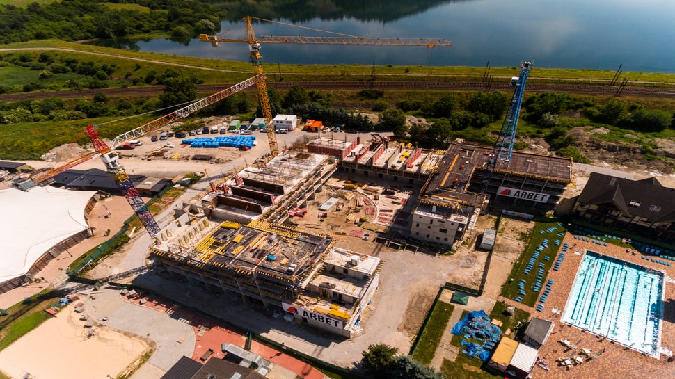 Nosným debniacim systémom pri realizácii jadier, obojstranných stien a stĺpov, bolo veľkoplošné rámové debnenie TRIO 330 a 270.