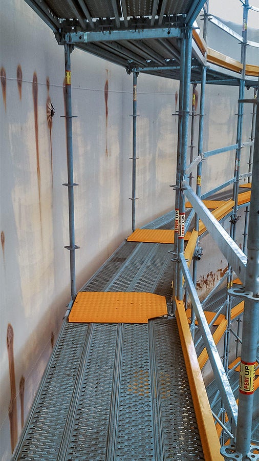 内径32米圆筒形容器结构的脚手架方案，使用共计33个多边形布置的脚手架单元。脚手架单元之间过渡处的盖板是PERI UP Flex模块化系统组件，没有绊脚的障碍，组成安全的作业平面。