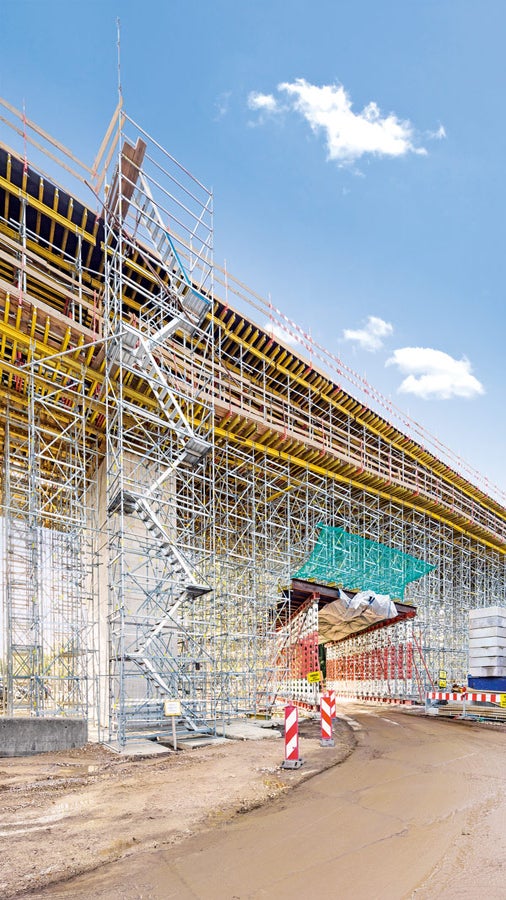 In the foreland area, PERI UP Rosett Flex load-bearing system together with a throughway consisting of HD 200 heavy-duty props was used as shoring solution to support the 207 m long viaduct. Thanks to 25 cm or 50 cm system grid, the position of the legs could be flexibly adapted to accommodate the respective loads. The aluminium PERI UP Rosett staircases served as safe access means for site personnel.