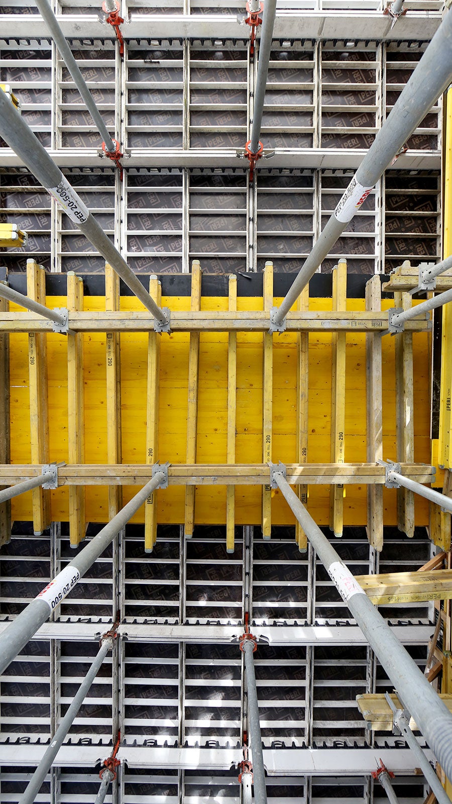 Podciągi oraz stropy zostały zadeskowane przy użyciu systemu MULTIFLEX. Jako poszycie wykorzystano płytę trójwarstwową PERI.