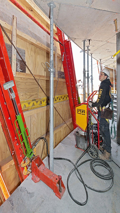 可移动的液压千斤顶能够将爬架从一层顶升到另一个浇筑层。