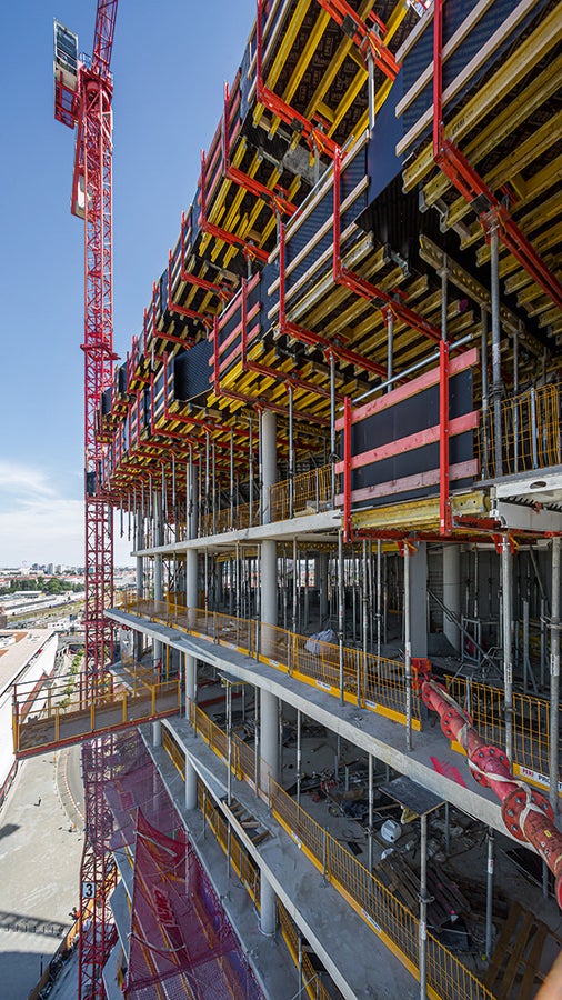 Stropy byly realizovány s pomocí velkoplošných stolů VARIODECK přemísťovaných jeřábem a opatřených boční ochranou. Volné hrany zajišťovaly ochranné mříže PROKIT.