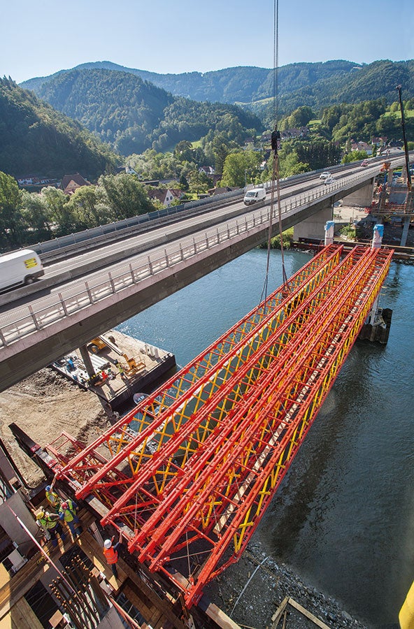 For transferring the heavy loads over the almost 40 m span, the truss arrangement and spacings can be flexibly determined using a metric grid configuration.