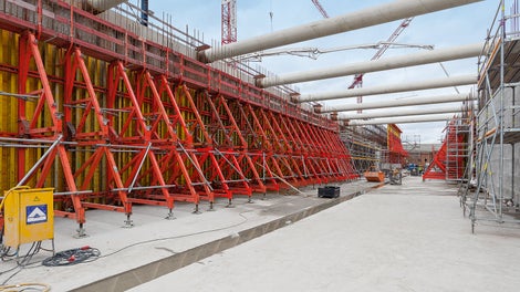 新建的特里尔摩泽尔水闸的工期将近一年半，共计浇筑45000立方米混凝土。