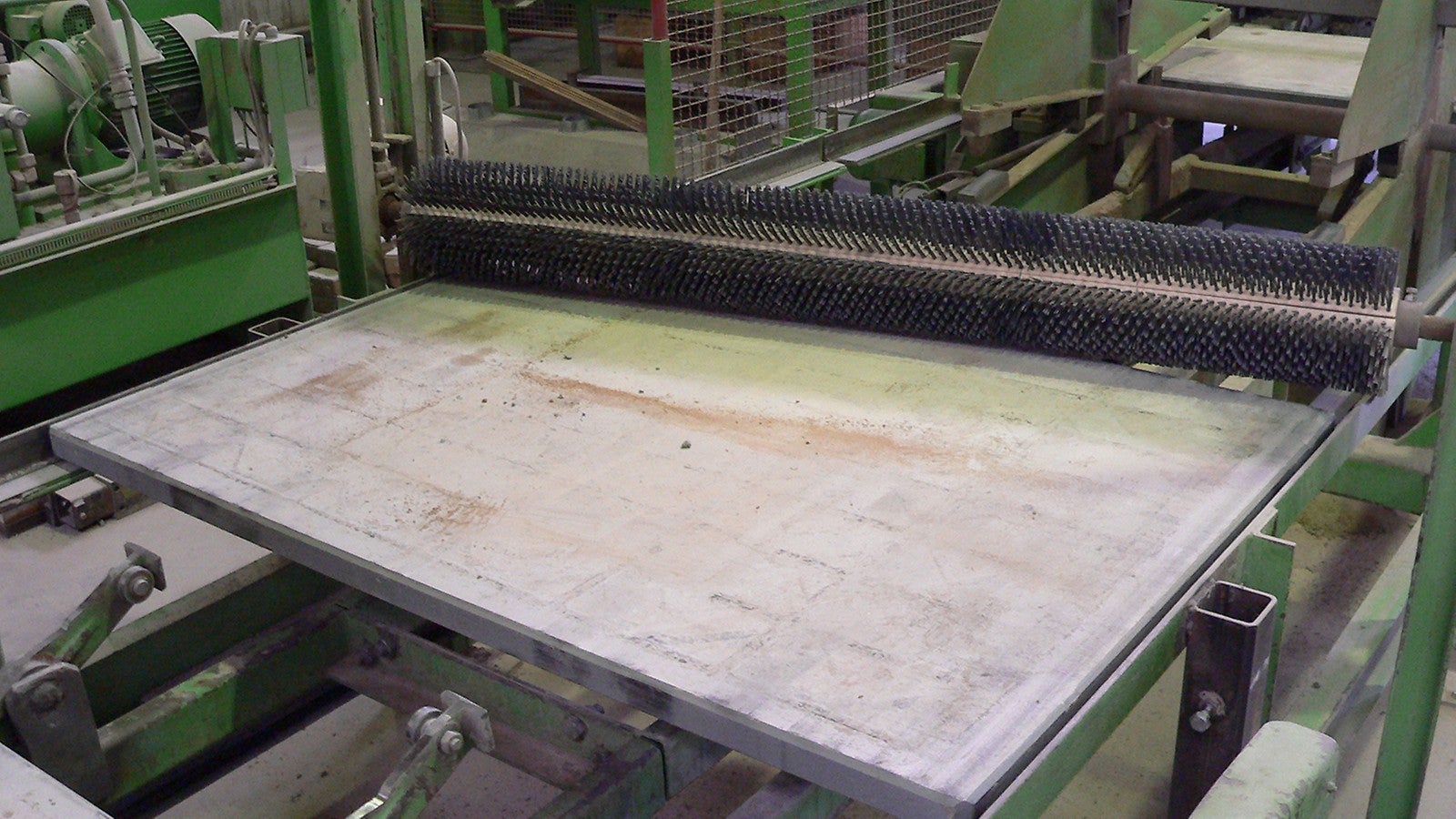 Cleaning and care extend the service life of the underlay boards. Their unique coating reduces the effort involved. We recommend brushes with plastic bristles to remove any concrete and acrylic residues quickly and thoroughly.