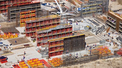 组合TRIO, VARIO GT 24 以及 RUNDFLEX 墙模系统为该项目的墙体立模，同时使用PERI UP脚手架系统配合施工