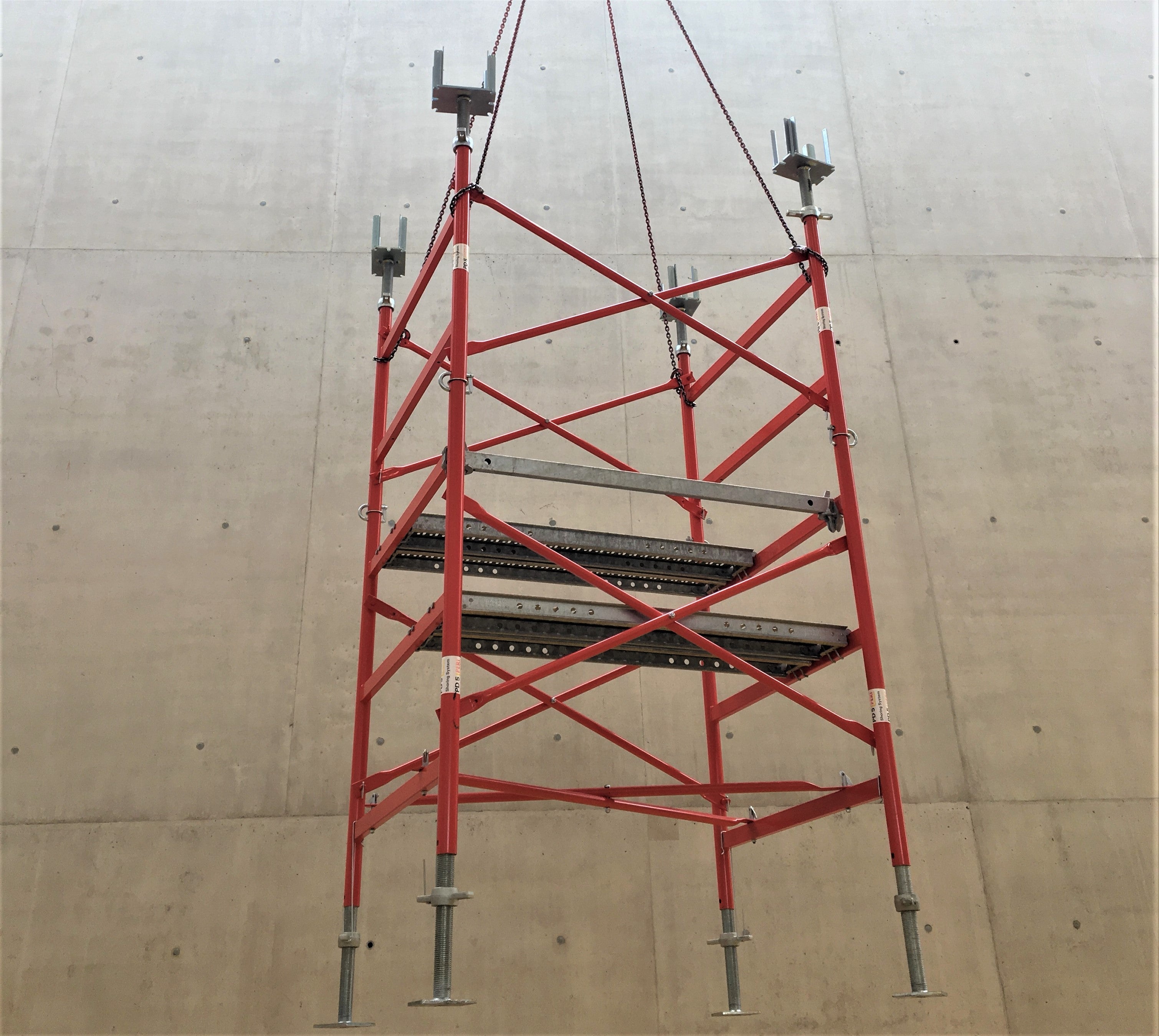 Compatibility with PERI UP deck and ledgers offers integrated safety to your workers, at all heights.