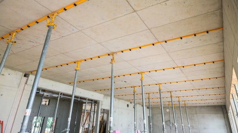 Während die SKYDECK Deckenpaneele bereits an einer anderen Stelle im Einsatz sind, verbleiben die PEP Stützen mit den Fallköpfen unter der ausgeschalten Decke.