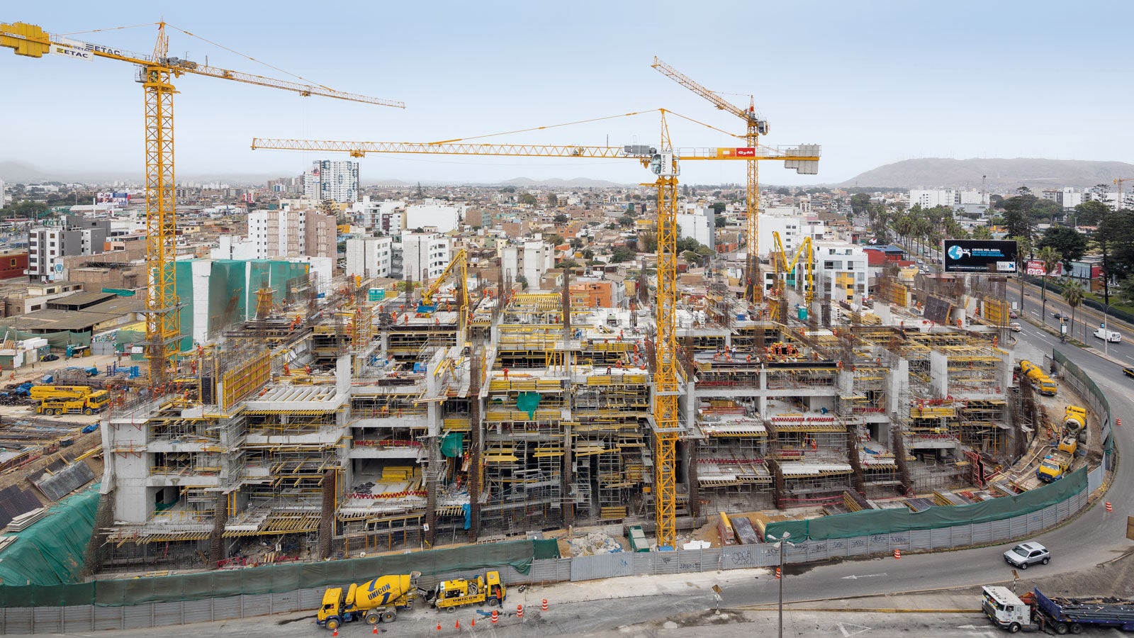 With the help of the customized PERI formwork and scaffolding solution, a new campus complex is being realized in Lima – with high architectural requirements and a tight construction schedule.