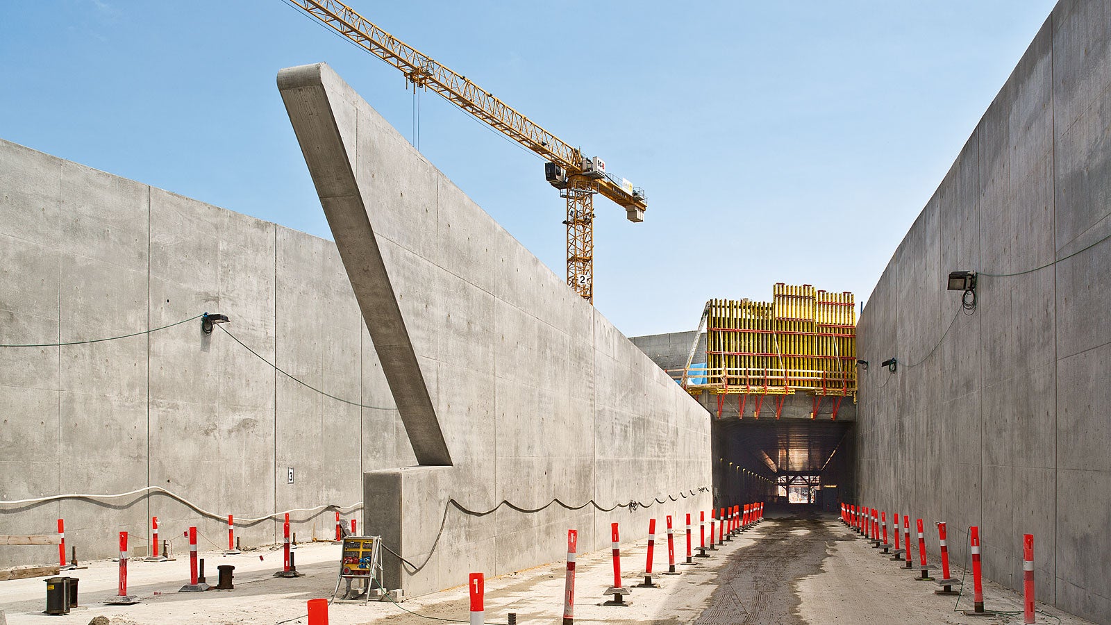 Le pareti dell'ingresso, con la loro forma caratteristica, sono state realizzate con casseforme a travi per pareti GT 24 adattabili a lunghezze particolari