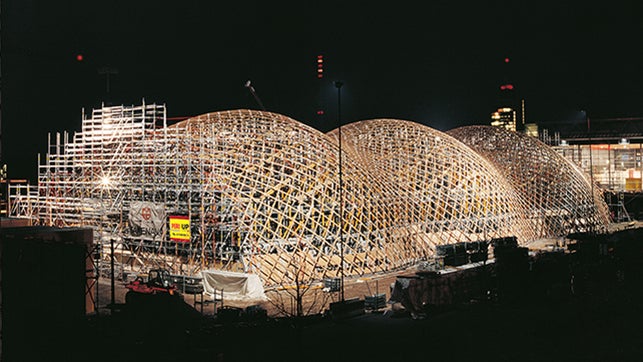<p>Con una construcci&amp;oacute;n hecha de rollos de papel, el pabell&amp;oacute;n japon&amp;eacute;s de la Expo2000 de Hannover caus&amp;oacute; sensaci&amp;oacute;n. La tecnolog&amp;iacute;a de andamios PERI UP y los puntales MULTIPROP permitieron el montaje seguro y preciso de la construcci&amp;oacute;n de papel.</p><br/>