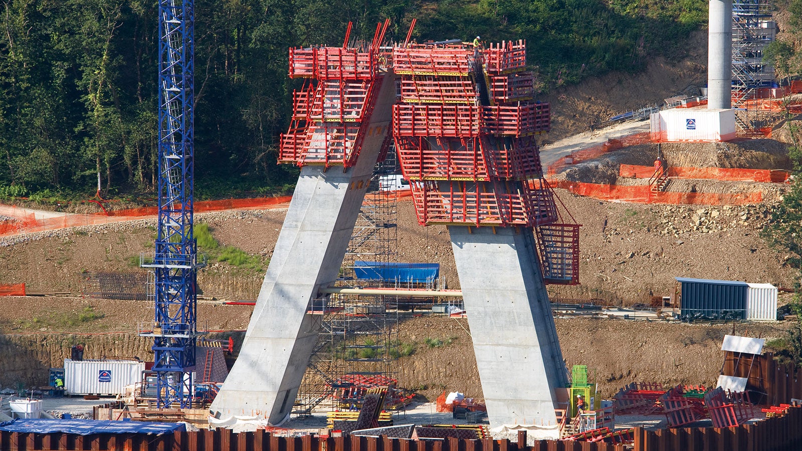 Using a combination of ACS self climbing technology and the VARIO GT 24 girder wall formwork, a solution was developed which was crane-independent as well as ensuring maximum safety in all types of weather.