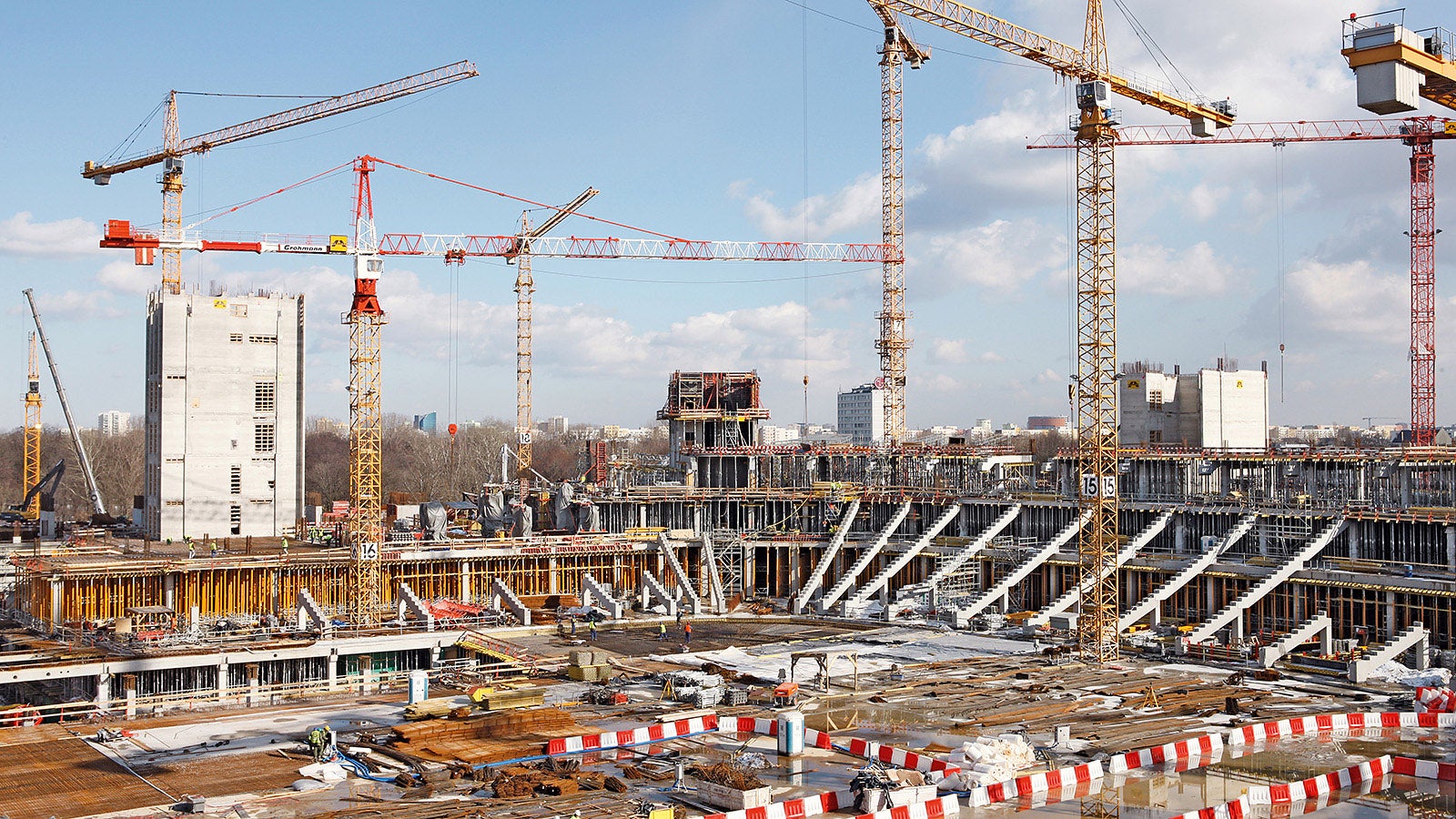 The construction of the 42 m high grandstand was realized using a combination of prefabricated and cast in-situ concrete elements.