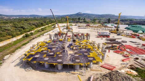 Изпълнение на фундаментна плоча с MULTIFLEX и кръгли колони със SRS 