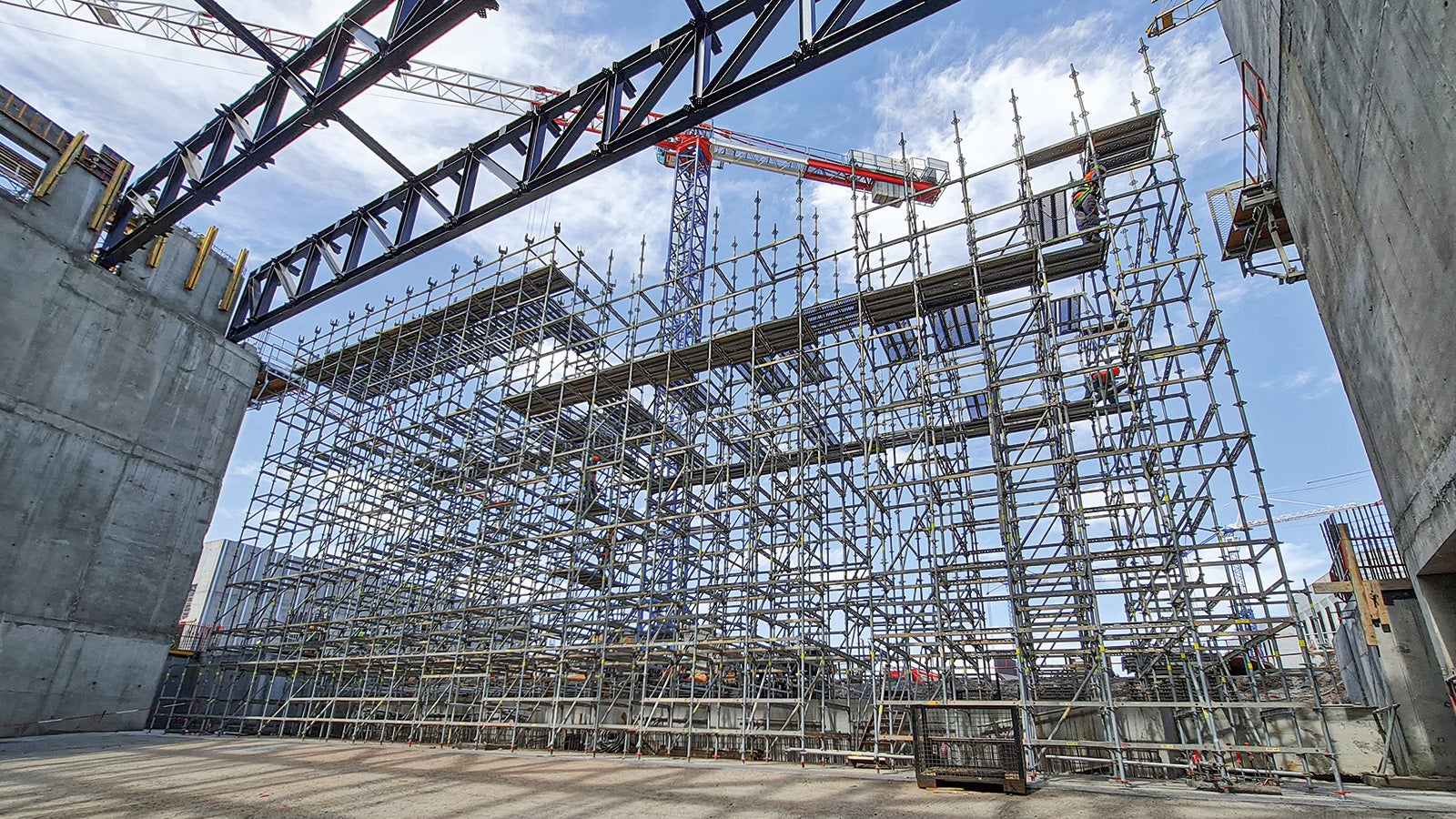 S množstvím materiálu okolo 600 t bylo lešení PERI UP použito jako podpěrné, pracovní a přístupové lešení a poskytovalo požadovanou vysokou bezpečnost při práci.