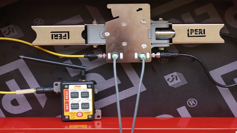 Grâce au PERI InSite Construction (ISC), PERI présente une gamme de capteurs qui complète de manière optimale les systèmes de coffrage courants. La technologie des capteurs entre en jeu exactement là où les travailleurs hautement qualifiés et de nombreuses années d'expérience en matière de bétonnage peuvent faire défaut. Elle permet de prendre des décisions éclairées sur le processus de bétonnage. 