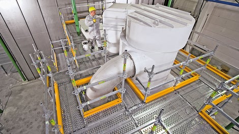 С помощью универсального крепления настилов организуется рабочая зона даже в самых труднодоступных местах. В комплексе с поручнями и бортовыми планками создается полноценное защитное ограждение.