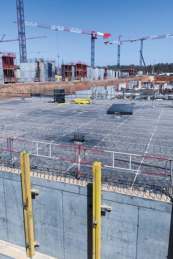  Cu ajutorul cofrajului pentru plăci ALPHADECK, s-a dovedit posibilă formarea a aproximativ 120.000 m2 de plăci în doar nouă luni.