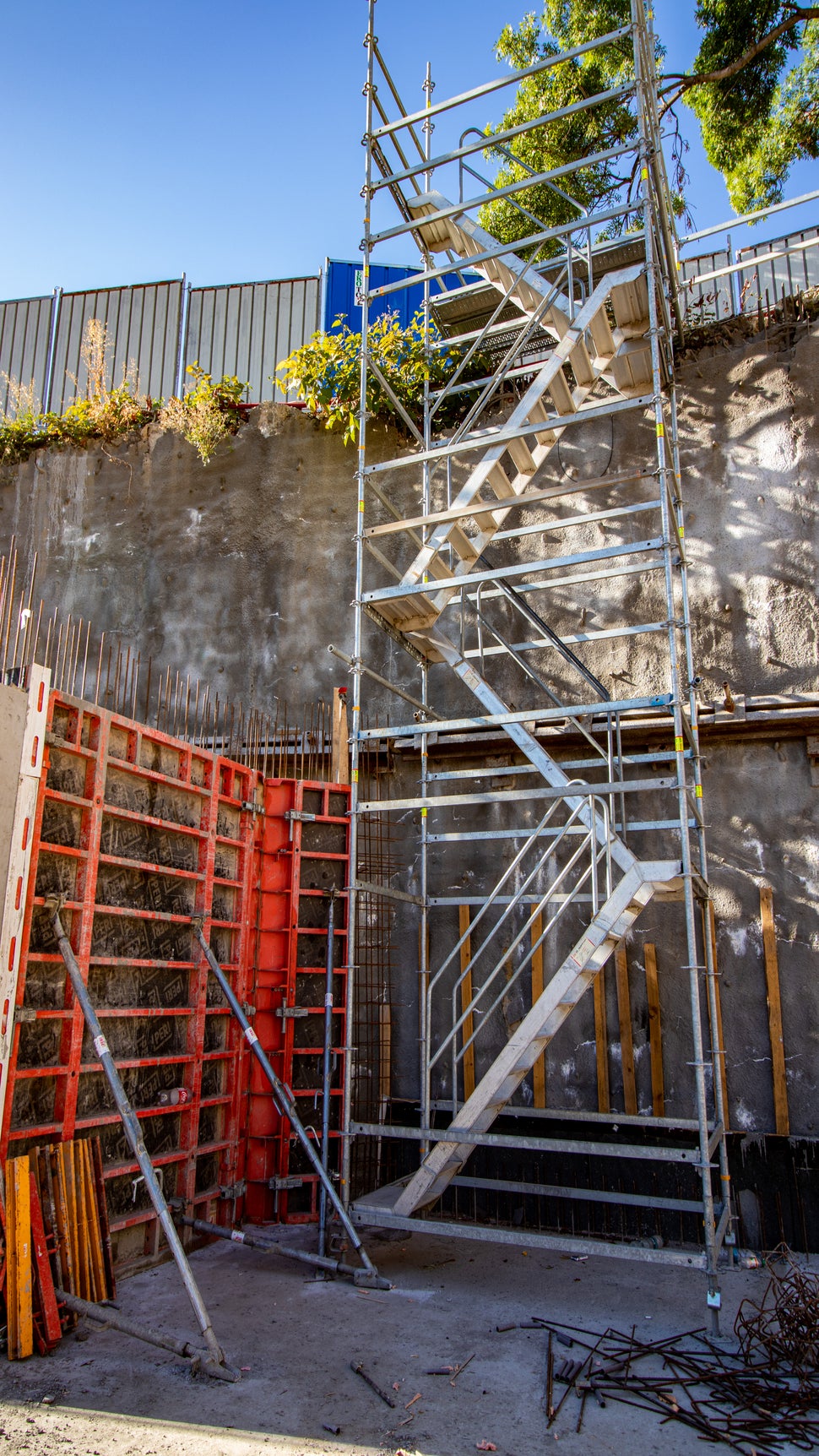 Леките алуминиеви стълби за достъп PERI UP 75 са комбинация от системни елементи PERI UP и стълбищни модули с ширина 75cm