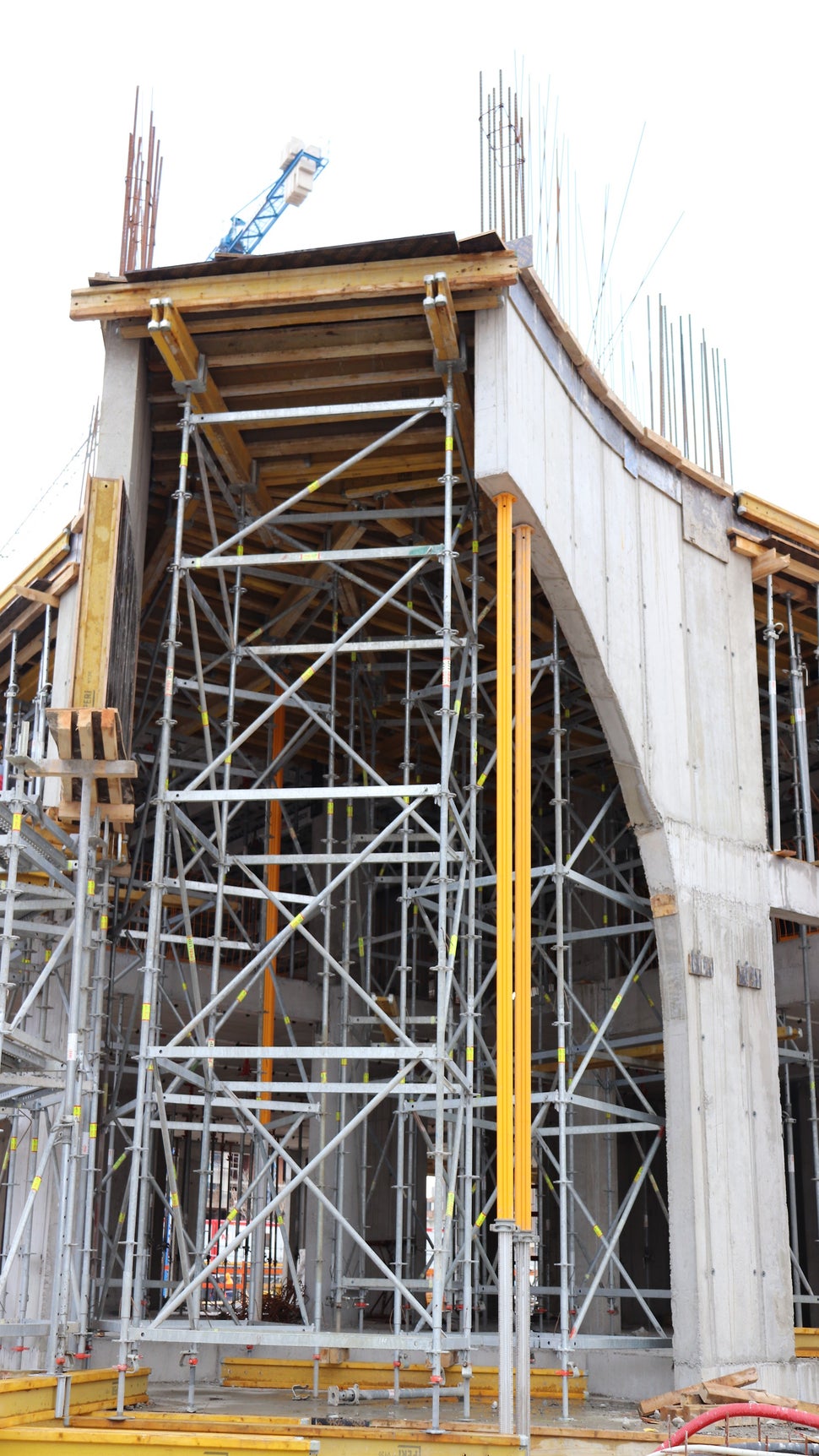 Особеност при две от сградите са двойките стоманобетонни стени шайби, които изграждат входния портал 