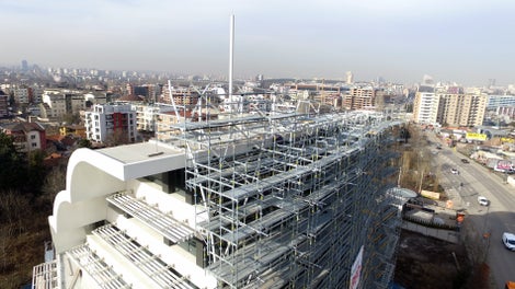 Сертифицираната модулна система скеле с интегрирана система за сигурност позволява на строителя да влага едни и същи елементи за изграждането на носеще скеле, армировъчно скеле, стълбищна кула или работна платформа. 