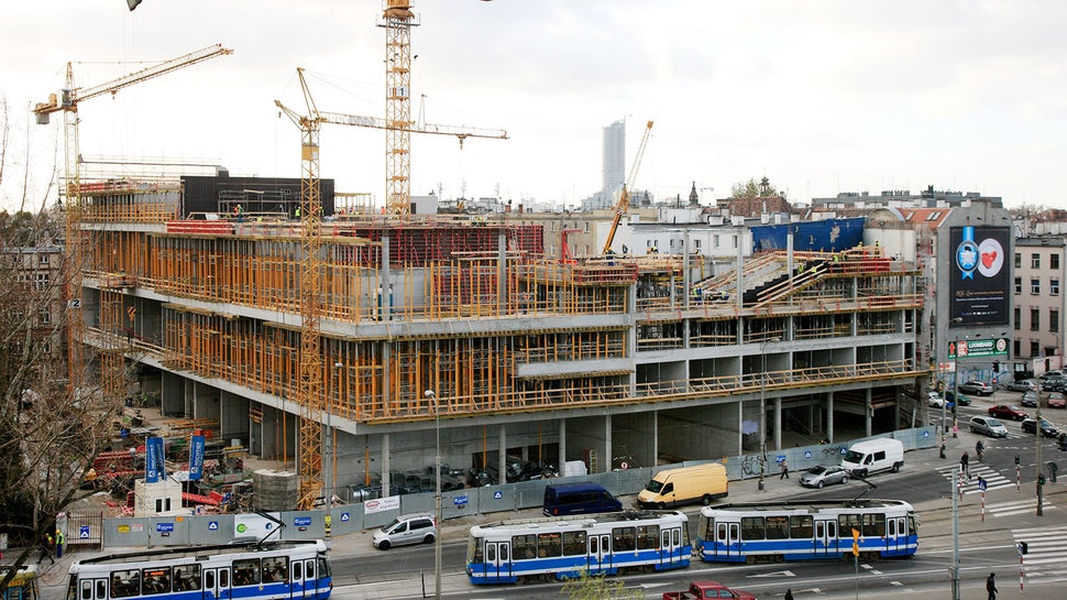 Zaplecze magazynowe PERI zapewnia szybkie i terminowe dostawy sprzętu.