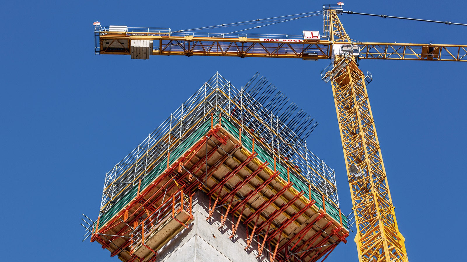 In den komplizierten Aufweitungsbereichen am Pfeilerkopf sorgten Arbeitsbühnen auf Basis der RCS und SCS Klettersysteme für die sichere Lastabtragung. Dazu bot ein umlaufend montiertes PERI UP Bewehrungsgerüst eine sichere Arbeitsumgebung.