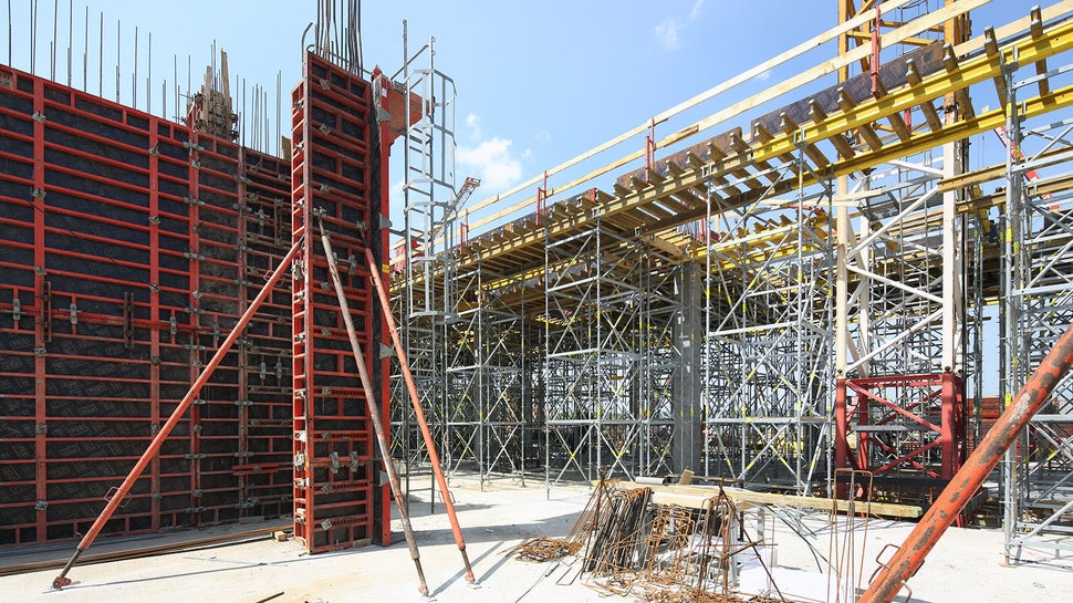 Do wykonania wysokich ścian użyto systemu TRIO.<br/>