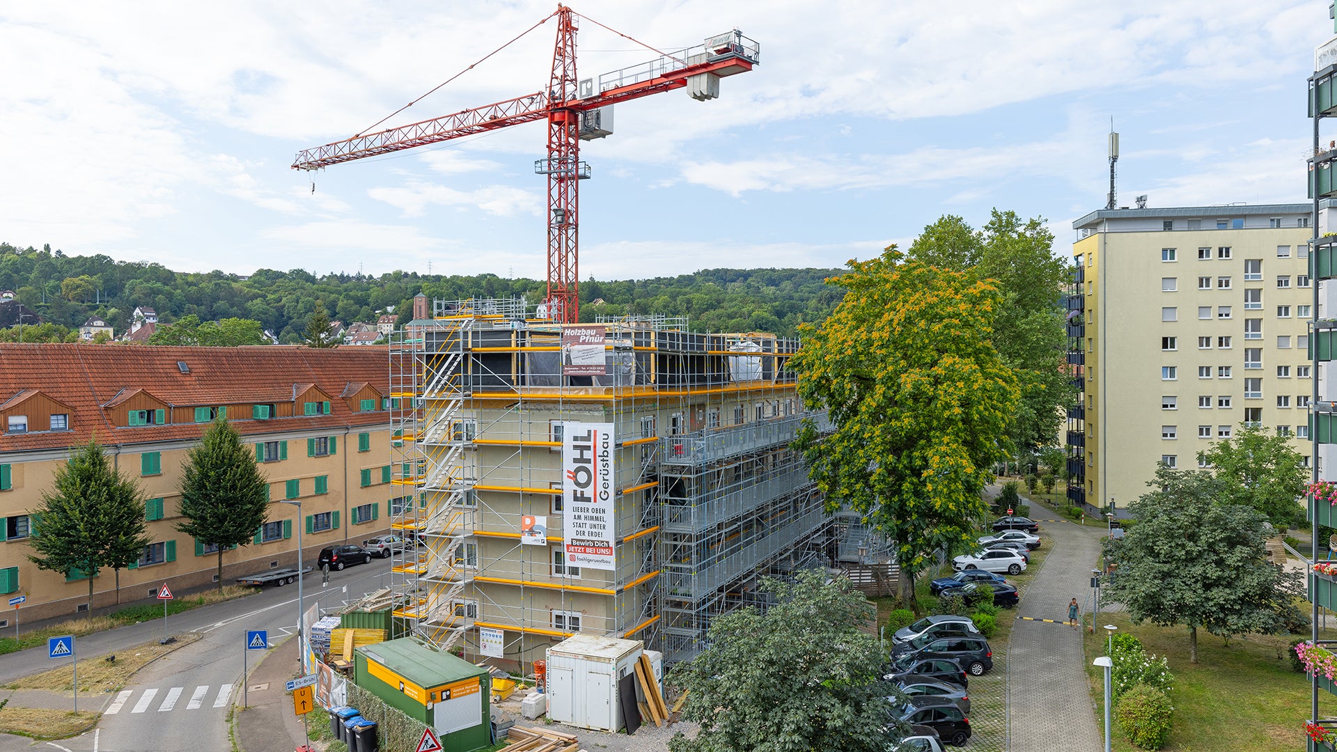 Bestandteil des umfangreichen Maßnahmenkatalogs ist eine Aufstockung des Mehrfamilienhauses in Holzleichtbauweise, um mittels vertikaler Nachverdichtung zusätzlichen Wohnraum zu schaffen.
