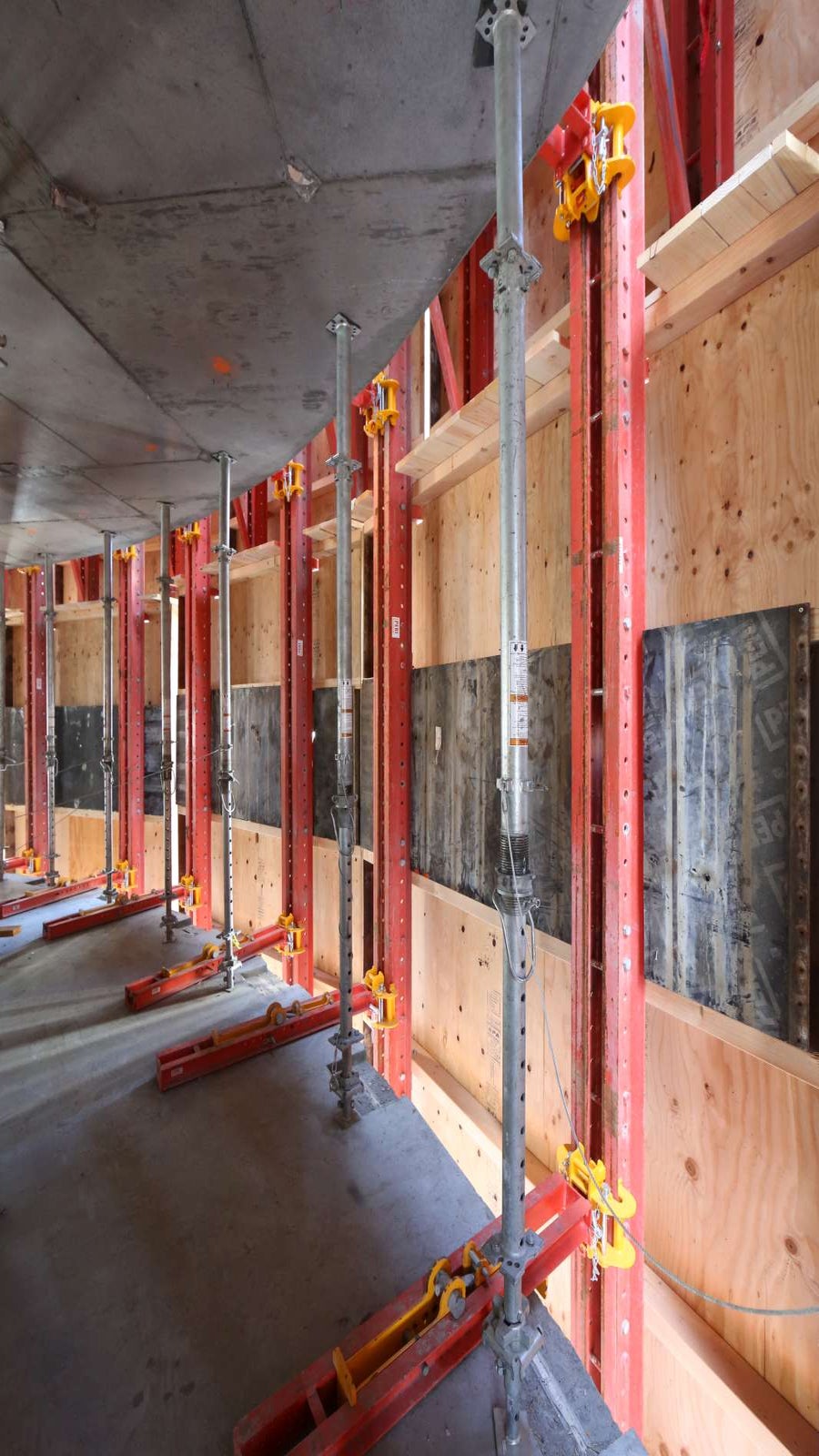 The RCS P system encloses entire working platform for safe working environment. 