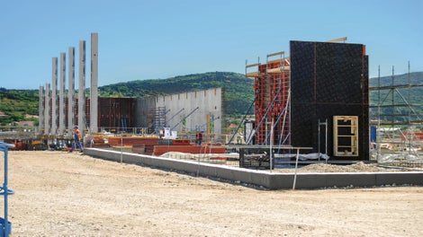 Spoločnosť PERI pri výstavbe projektu Jaguar Land Rover v Nitre priložila ruku k dielu pri realizácii objektov Spínacej stanice a Transformovne, ako aj pri budove Energetického centra.