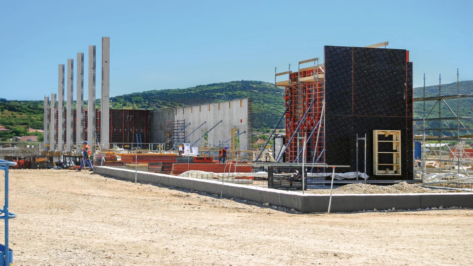 Spoločnosť PERI pri výstavbe projektu Jaguar Land Rover v Nitre priložila ruku k dielu pri realizácii objektov Spínacej stanice a Transformovne, ako aj pri budove Energetického centra.