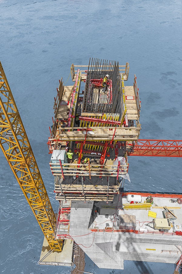 In the upper hollow pylon legs, 36 ACS climbing cylinders were used to lift the customized formwork from cycle to cycle.